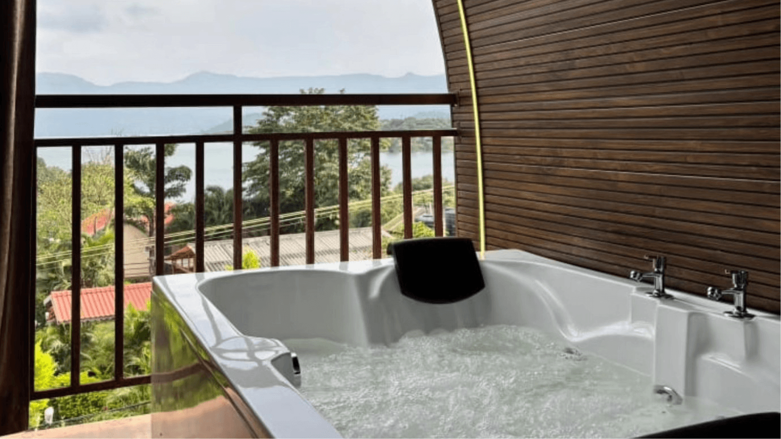 Hydra Hut Jacuzzi Cottage